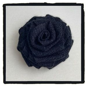 💕Beautiful Black Knit Rose Pin💕